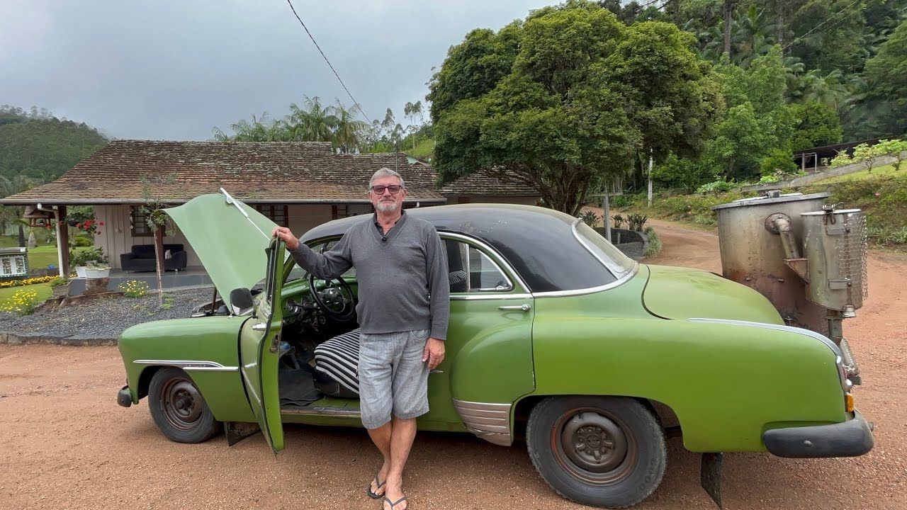 Carro único de 1951 roda até 80 km com 20 kg de lenha, criado há 47 anos por mecânico autodidata em Santa Catarina, que transformou um Chevrolet antigo em motor movido a gasogênio
