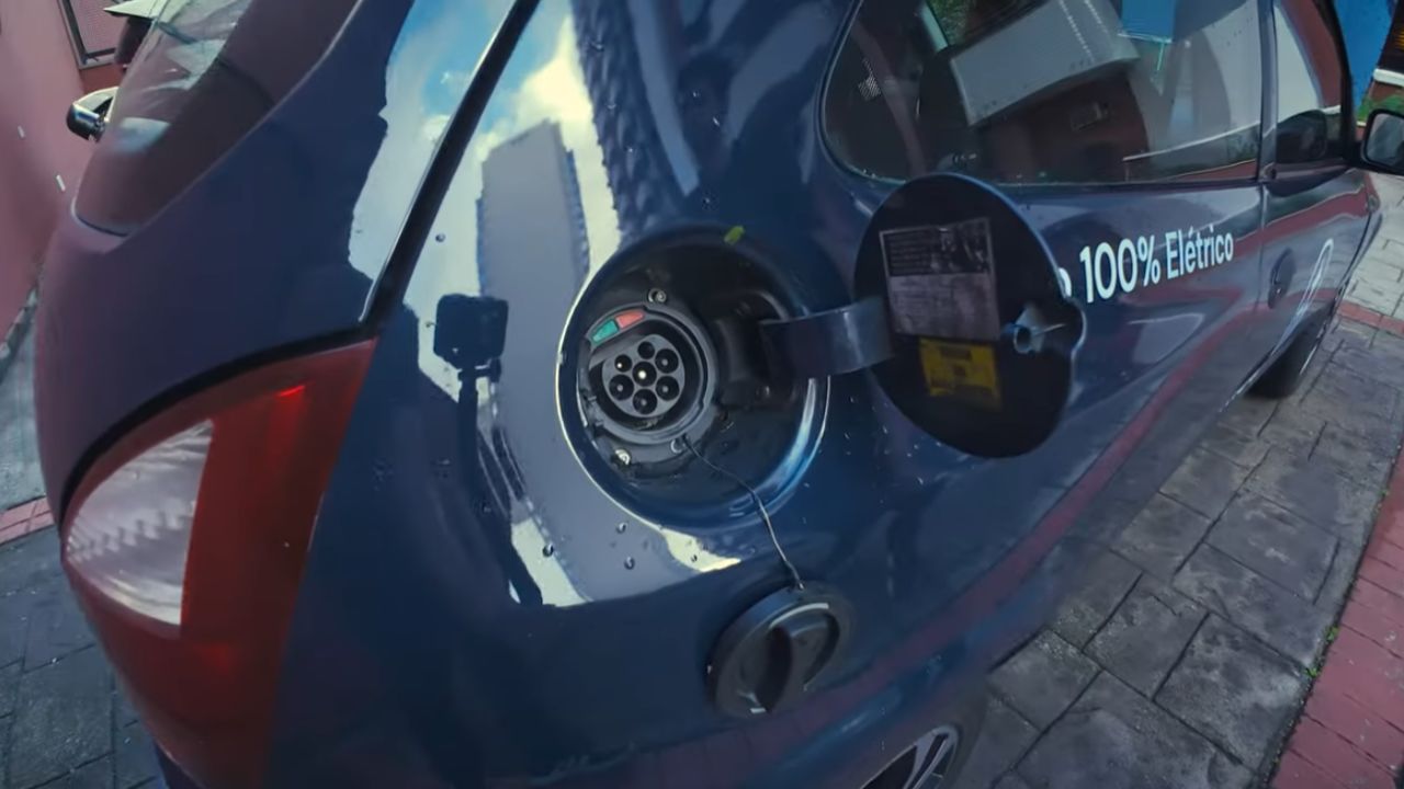 Celta vira 100% elétrico com bateria de 14 kWh e até 150 km na cidade; projeto retrofit mostra potência de 70 cv, 22 kgfm e conversão de R$ 100 mil