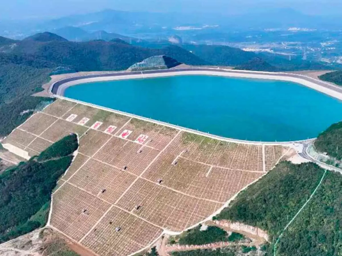 Com reservatórios gigantes que guardam o volume de 6.800 piscinas olímpicas e uma barragem de 180 metros, a China cria a maior usina reversível do planeta e garante autonomia energética para suas megacidades mais intensivas em consumo