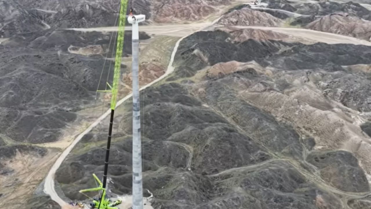 China ergue turbinas eólicas gigantes no deserto de Gobi, transporta pás de 108 metros, usa superguindaste de 4.000 toneladas e gera energia limpa capaz de abastecer