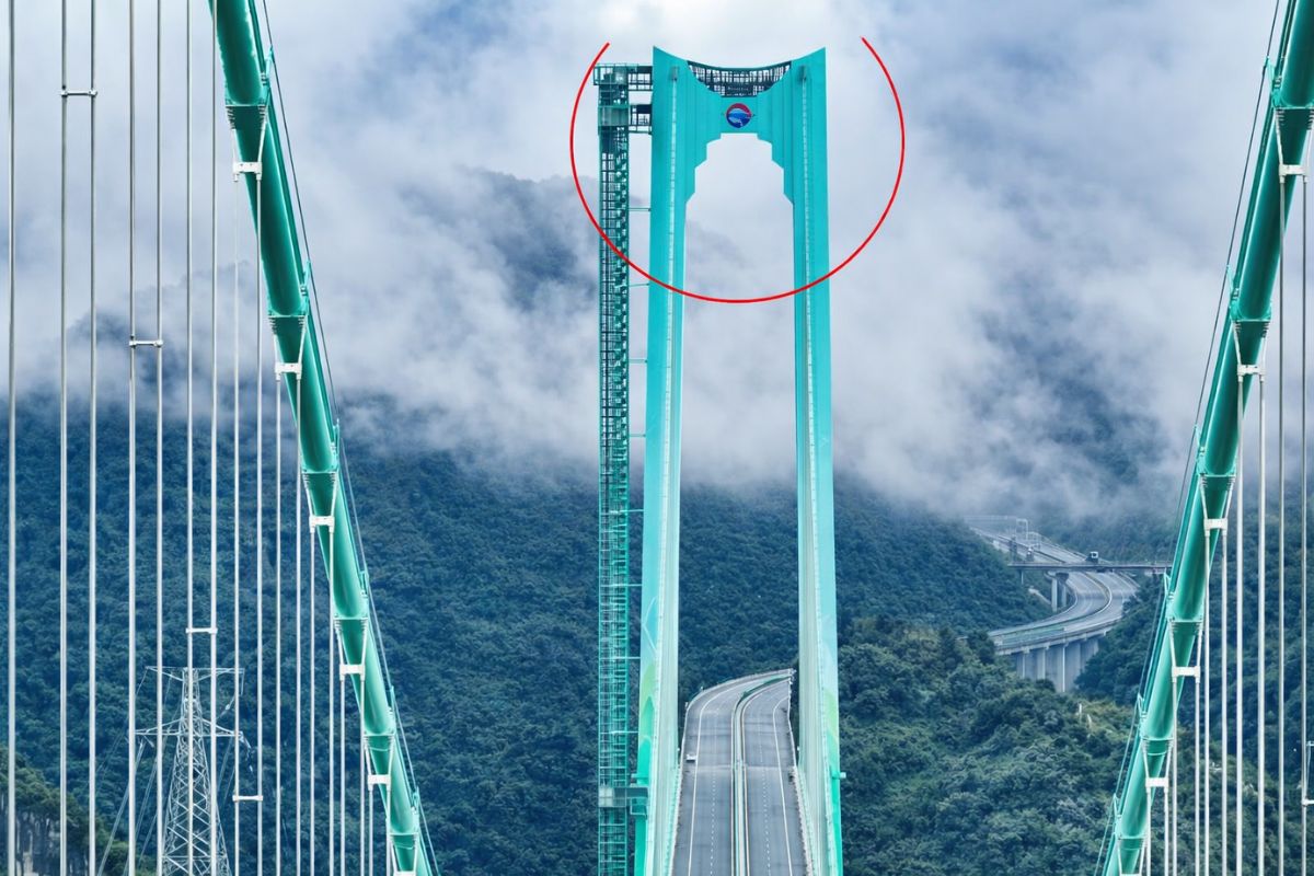 China inaugura ponte Huajiang Grand Canyon com cafeteria de vidro, bungee jump e vista panorâmica em Guizhou, nova atração turística recordista.