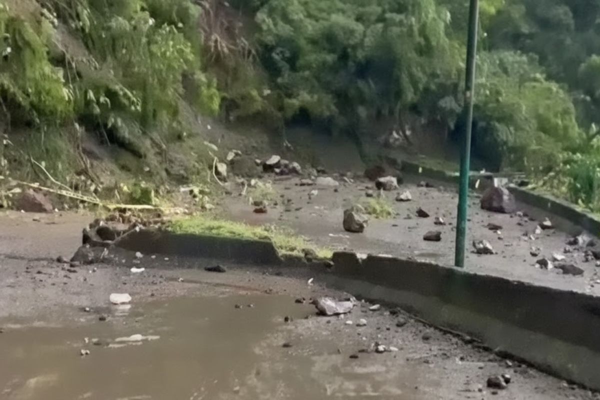 Chuvas intensas fecham a Serra do Rio do Rastro, bloqueiam a SC 390, mobilizam Defesa Civil, afetam aulas na Serra Catarinense e mantêm motoristas em alerta máximo.