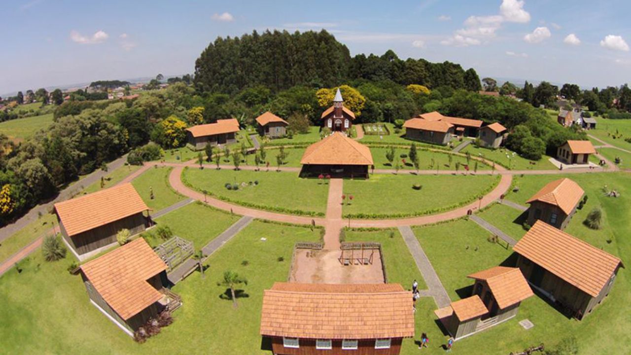 Cidade brasileira revela como imigrantes holandeses cruzaram o oceano, criaram tradição no leite, no queijo e nas tortas, transformaram o Paraná e hoje encantam viajantes