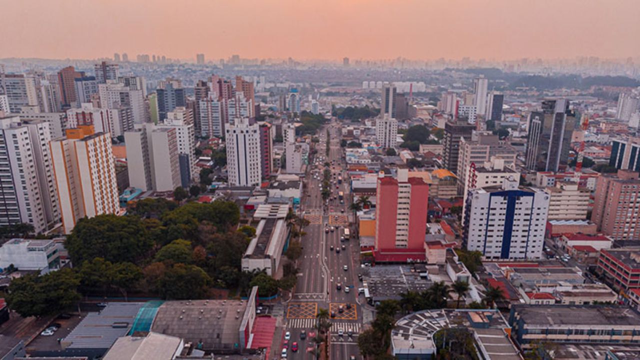 Enquanto muitas cidades brigam por investimentos, segurança e serviços básicos, São Caetano do Sul aparece com IDHM altíssimo, bons indicadores sociais e uma rotina urbana que intriga especialistas e moradores de todo o país. Entender como essa cidade conseguiu liderar o ranking de IDH do Brasil desde 1991 ajuda a enxergar, na prática, o que constrói qualidade de vida muito além de cifras de PIB.