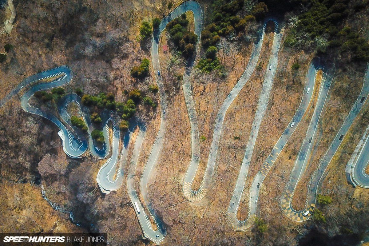estrada Rabo do Dragão Tail of the Dragon na Carolina do Norte e Tennessee, na U.S. Route 129, cruza as Great Smoky Mountains e oferece curvas e aventura