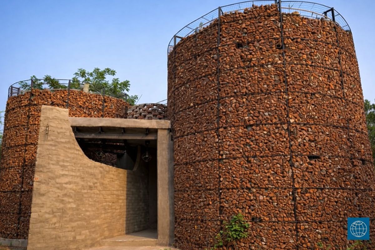Com noites a 35 °C e apagões frequentes, arquiteto indiano revive técnicas milenares com terracota e água para resfriar prédios sem ar-condicionado e desafiar o calor