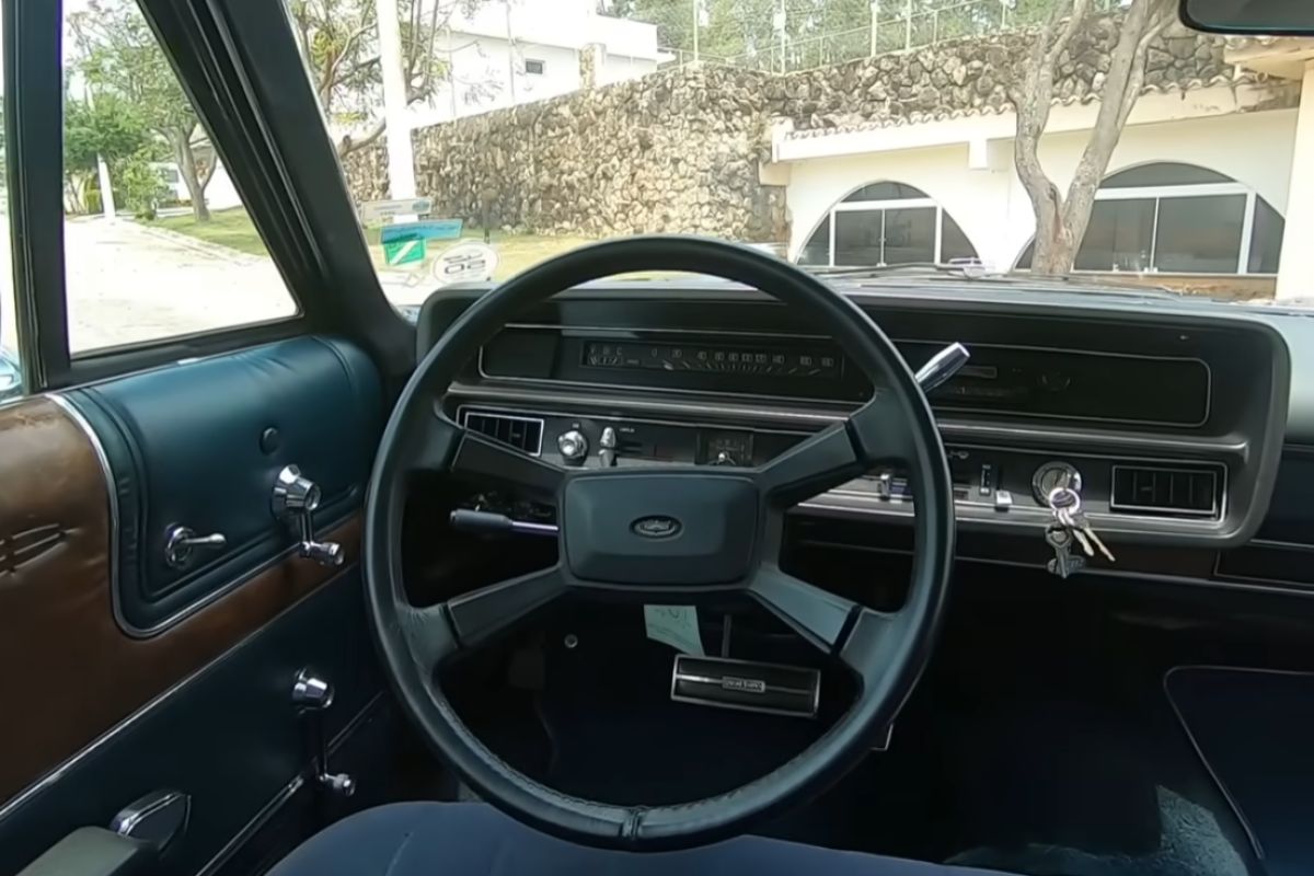 Com quase seis metros e motor V8 de 199 cv, Ford Landau 1982 placa preta entrega luxo extremo, espaço de sobra, sofá sobre rodas, porta-malas gigante (3)