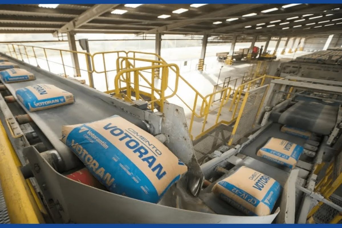 Descubra como o cimento industrial nasce da fabricação do cimento, do clínquer ao forno rotativo e à moagem com gesso, em processo contínuo e automatizado.