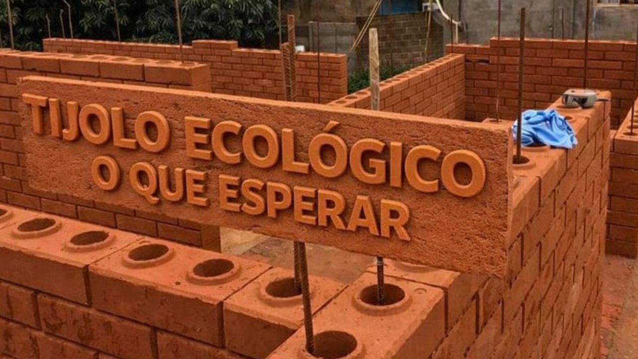 Construir com tijolo ecológico tem desafios: falta de mão de obra, obra mais lenta, planejamento rígido, peso estrutural, custos em vãos grandes e lajes, erros irreversíveis e atenção em etapa