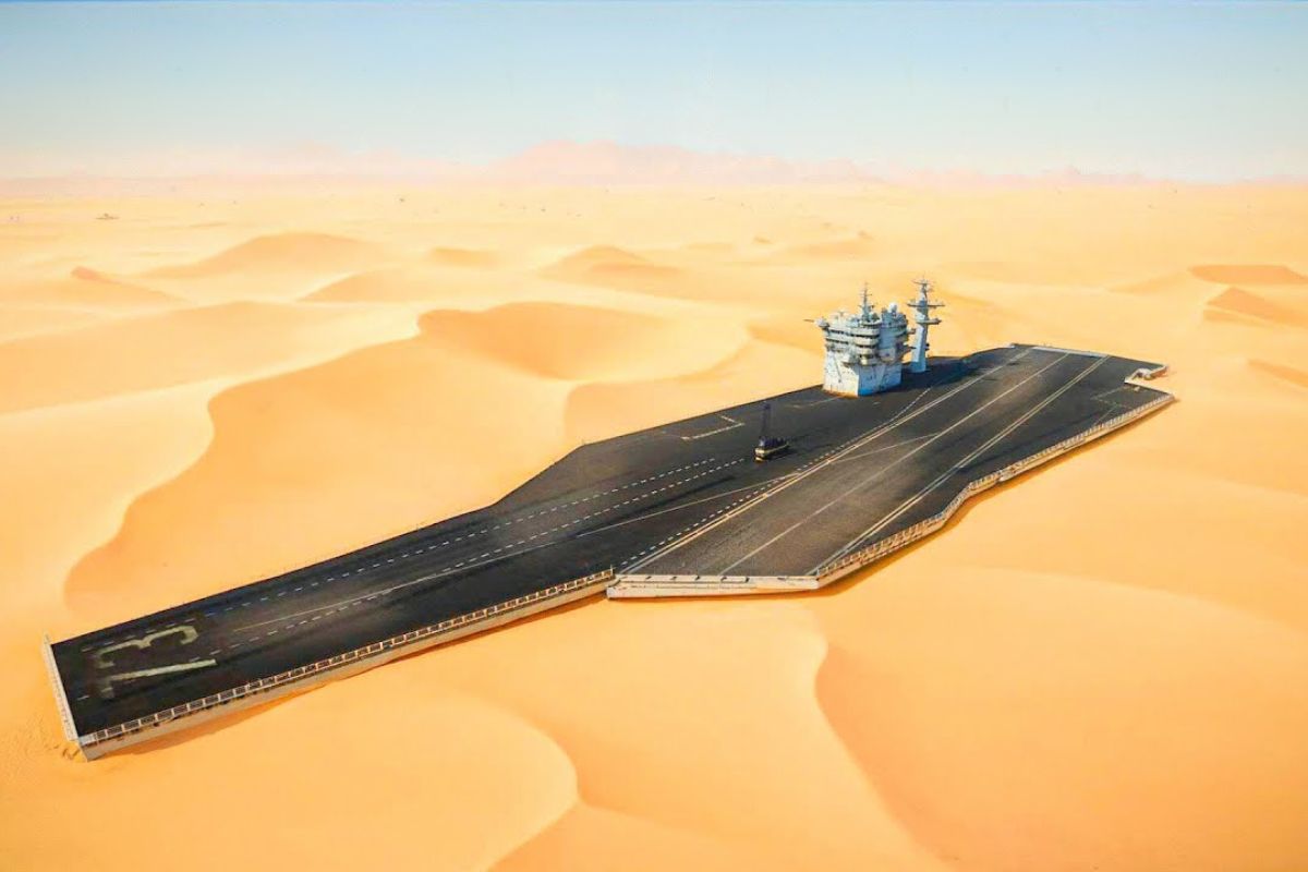 No deserto da China, imagens do Taklamakan mostram maquetes de porta-aviões sobre trilhos e alimentam hipóteses de testes de radar e treinos de mísseis ligados a Taiwan.