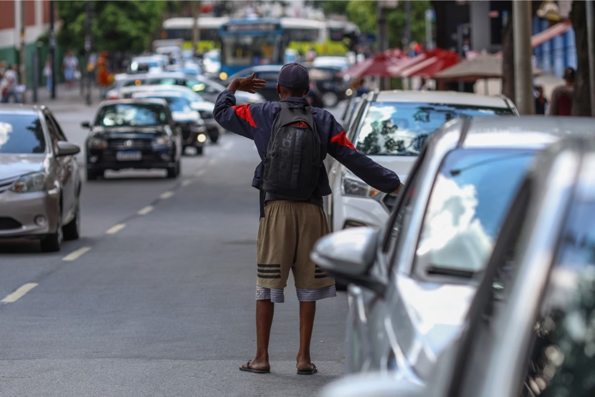 O Projeto de Lei 239/25 altera o Código Penal para tipificar o crime de extorsão praticado por guardadores informais
