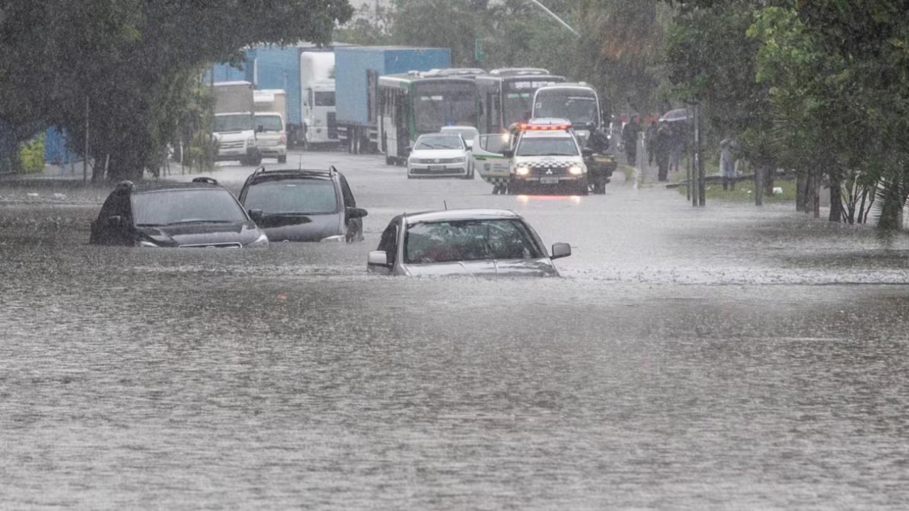 Chuva intensa aumenta o risco de dano elétrico e motor comprometido, entenda quando o seguro auto cobre, o papel do casco e os pontos que mais geram recusa