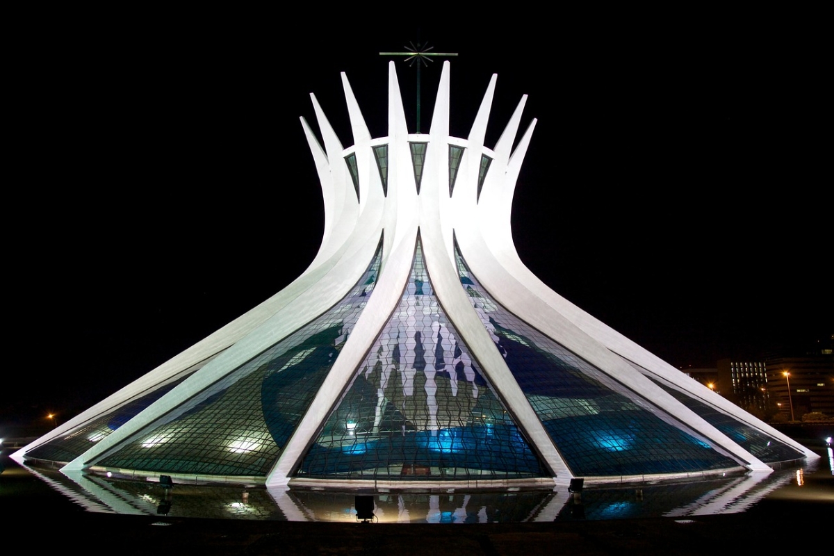 Pensada para dialogar com o Eixo Monumental, a Catedral Metropolitana foge do formato clássico, aposta em linhas modernas, luz natural intensa e soluções estruturais precisas que transformaram a obra de Niemeyer em símbolo nacional