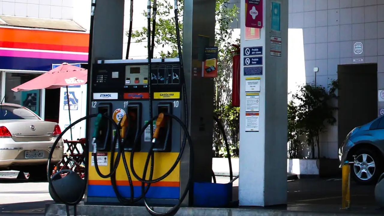 Gasolina e diesel ficam mais caros em 2026 por mudança na forma de tributação dos combustíveis no Brasil, com impacto direto na bomba e efeito em toda a cadeia econômica