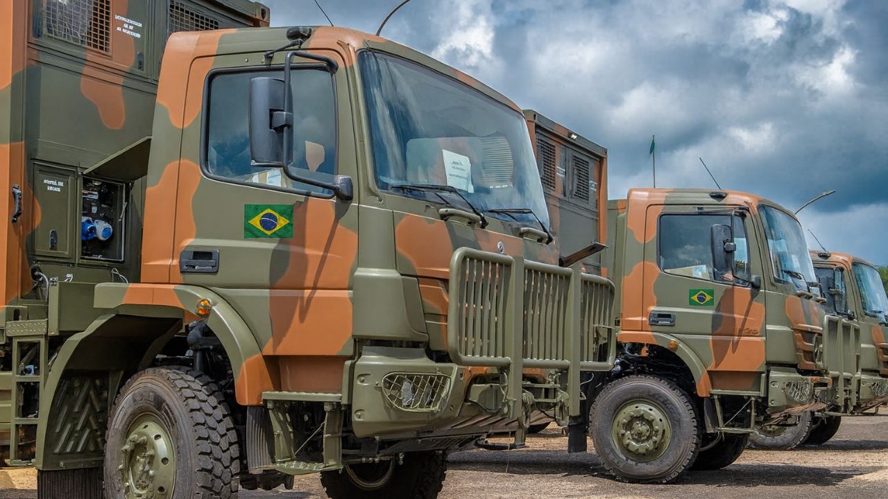 Embraer entrega novos centros móveis CC2 ao Exército e inaugura salto no SISFRON: caminhões 6x6 viram quartéis-generais digitais com sensores, enlaces criptografados