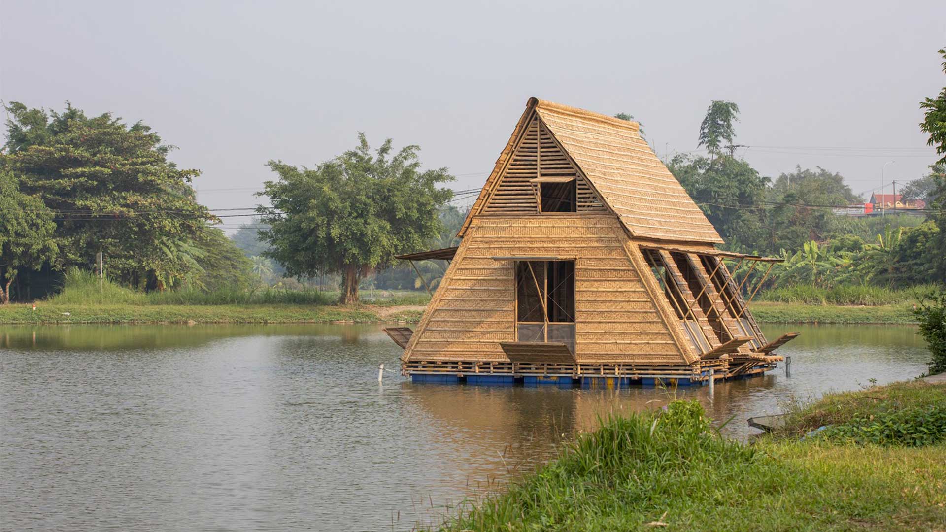 Esta região está afundando enquanto o mar avança, mas uma Casa Flutuante de Bambu que usa tambores plásticos e capta chuva promete salvar famílias ribeirinhas no Vietnã