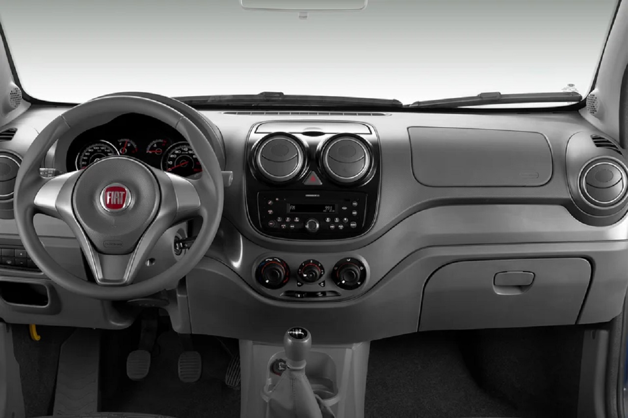 Custando menos de R$ 35 mil, carro popular da Fiat se destaca frente a modelos atuais no mercado automotivo com consumo de 13,5 km/L e autonomia de até 648 km; conheça o Fiat Palio Attractive 2012