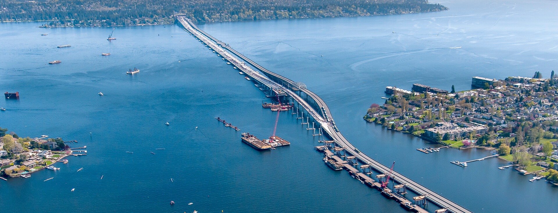 Ponte flutuante de quase 2,4 km foi construída sem tocar o fundo do lago, é sustentada por enormes flutuadores de concreto, se move com vento e ondas e exige monitoramento contínuo para seguir operando sobre a água