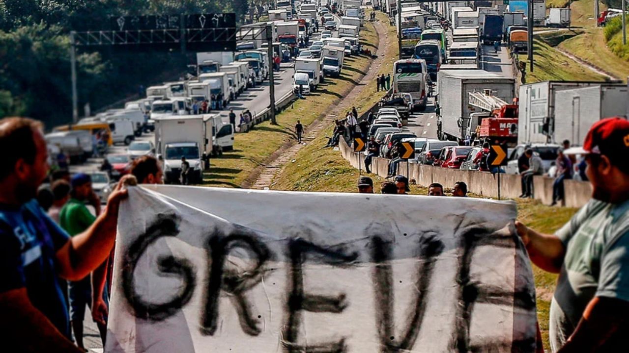 Greve dos caminhoneiros não vinga, rodovias amanhecem sem bloqueios, PRF confirma zero mobilizações e categoria cobra do governo estabilidade contratual