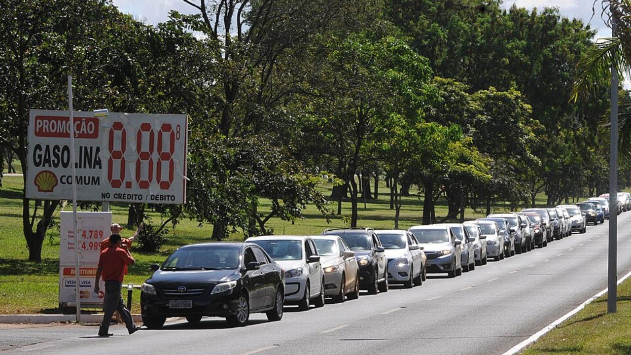 Greve dos caminhoneiros no dia 04 pode influenciar preços de gasolina, alimentos e remédios, além de gerar atrasos na distribuição e impactos no transporte e na indústria