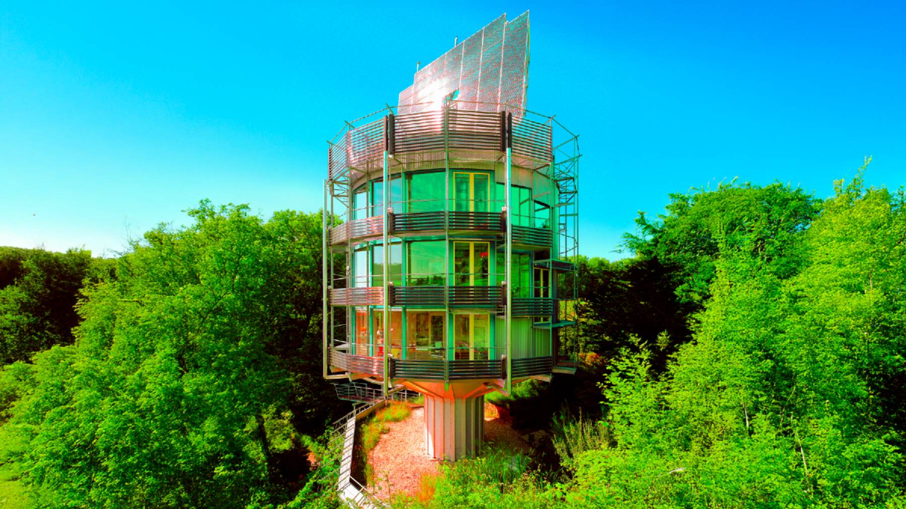 O prédio na Alemanha que gira sozinho 180° ao longo do dia para acompanhar o sol, usa painéis solares e produz sozinho 9,000 kWh 