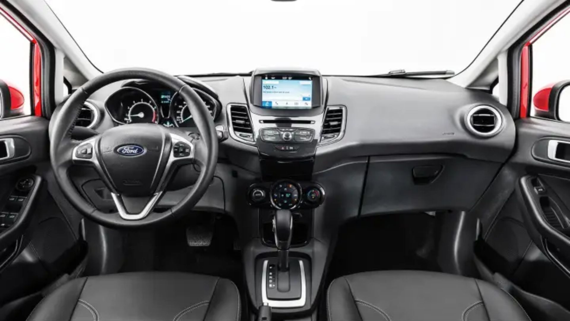 Conheça cinco versões do Ford Fiesta à venda no Brasil, com preços atualizados e detalhes de motores, consumo, equipamentos e diferenças entre elas.