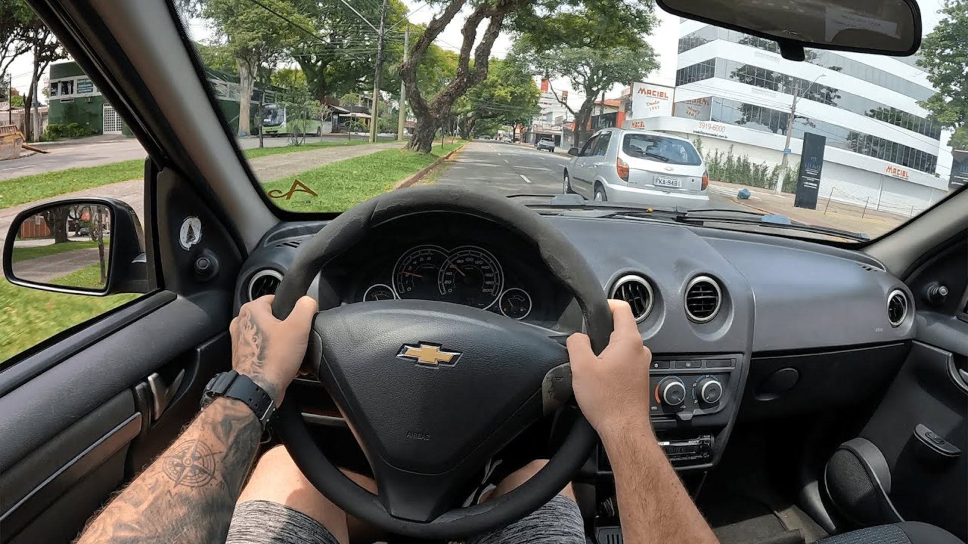 Confira preços e detalhes das principais versões do Chevrolet Celta usado e veja qual opção oferece melhor custo-benefício para iniciantes.