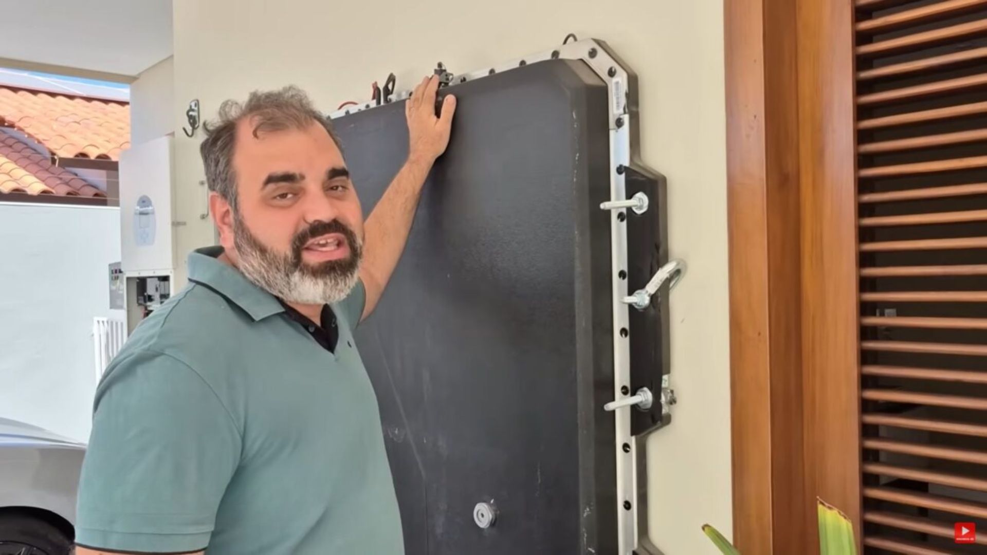 Invenção no Piauí transforma carro BYD em gerador capaz de abastecer casas por 8 horas durante apagões e atrai interesse internacional.