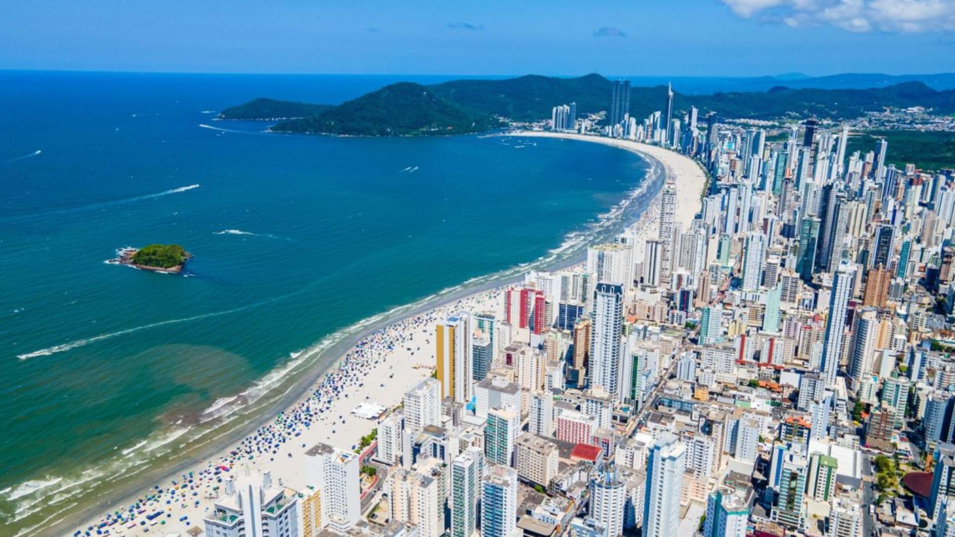 Balneário Camboriú reforça regras na praia, restringe esportes na areia e intensifica fiscalização para garantir segurança e organização na alta temporada.
