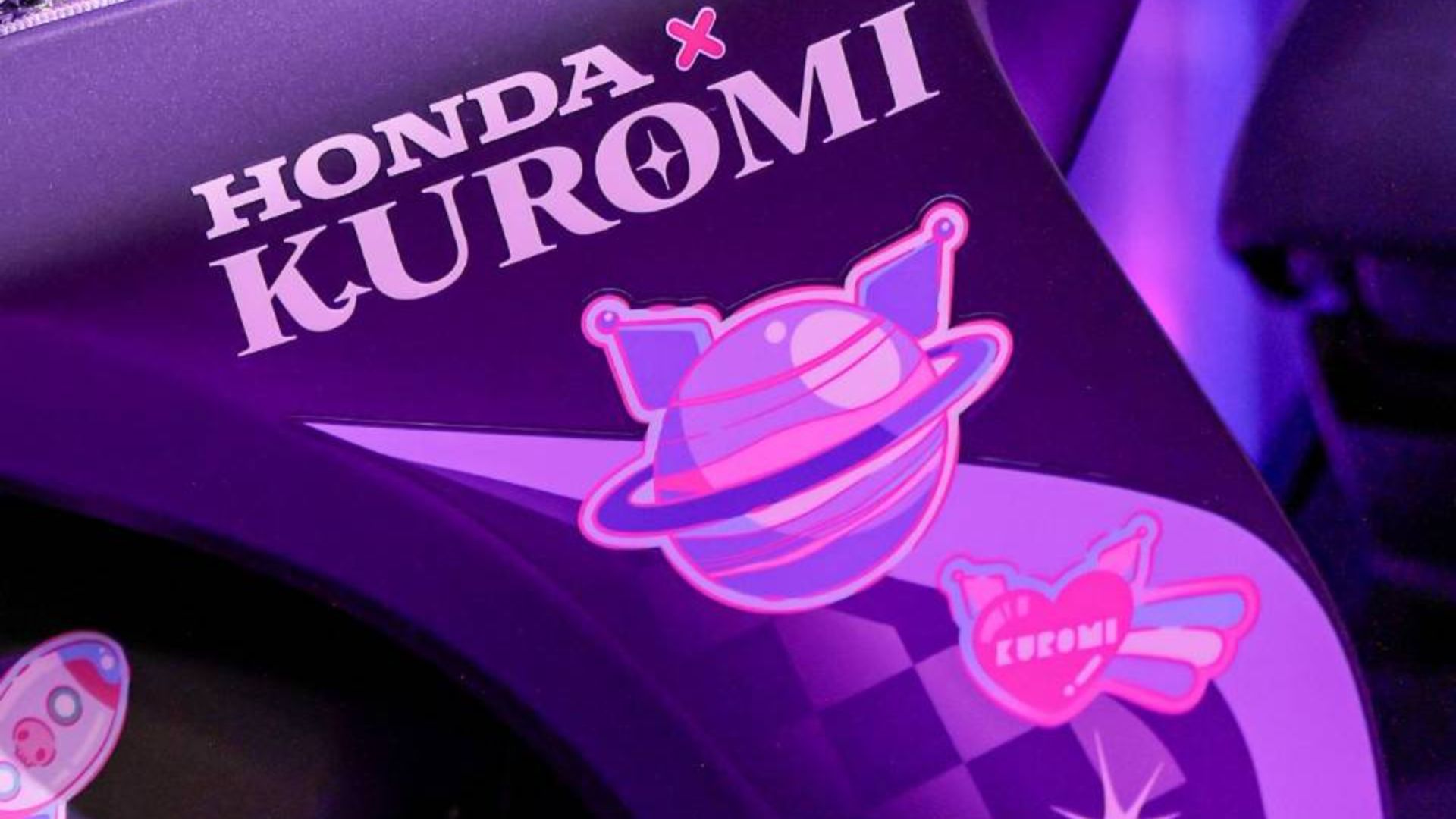 Versão conceitual da Honda Biz inspirada em Kuromi aparece na CCXP 2025 com visual de anime, motor 125 cc e autonomia acima de 300 km.