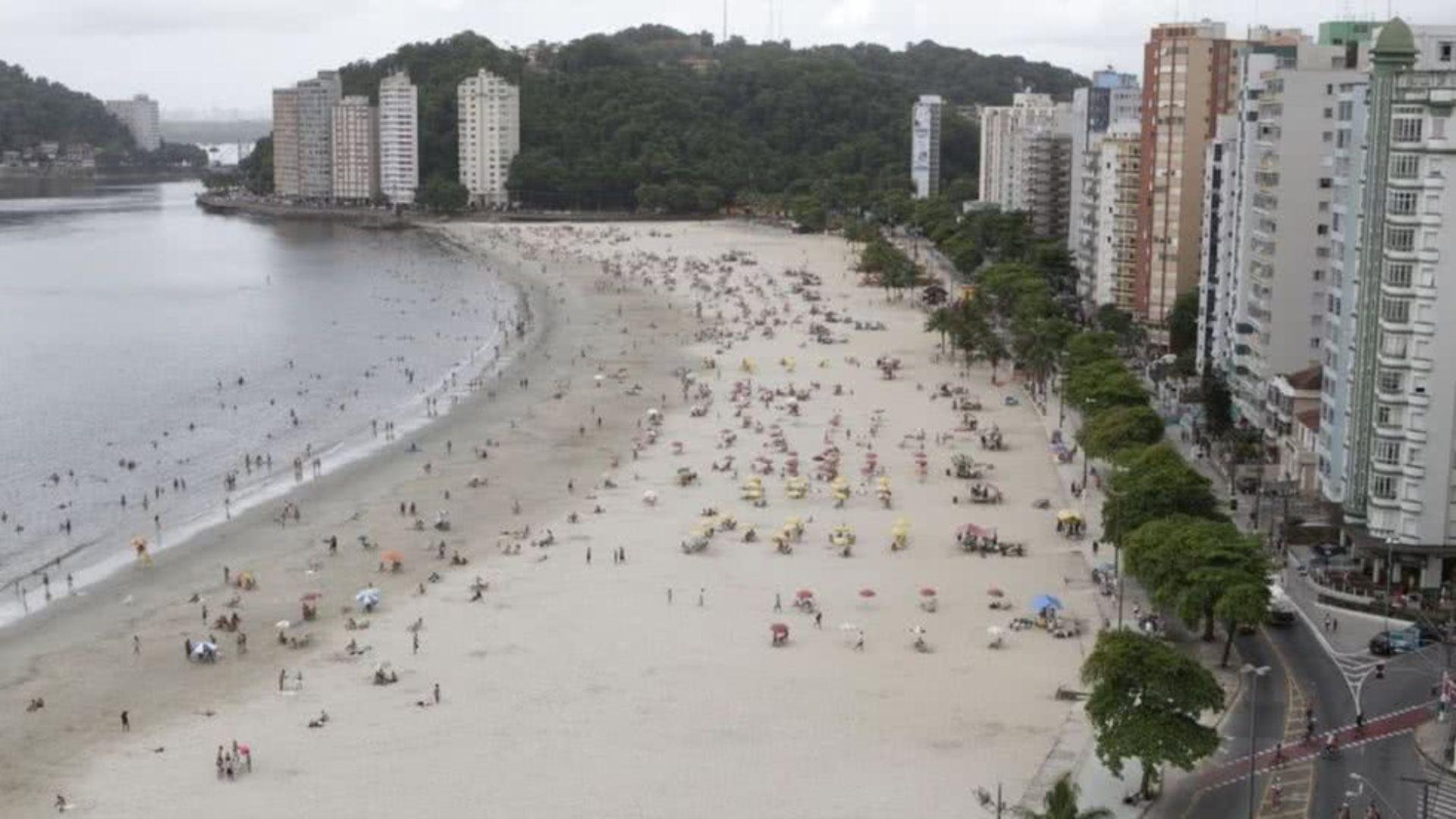 Praia do Perequê, no Guarujá, lidera índices de poluição e segue atraindo visitantes mesmo com balneabilidade imprópria quase o ano inteiro.