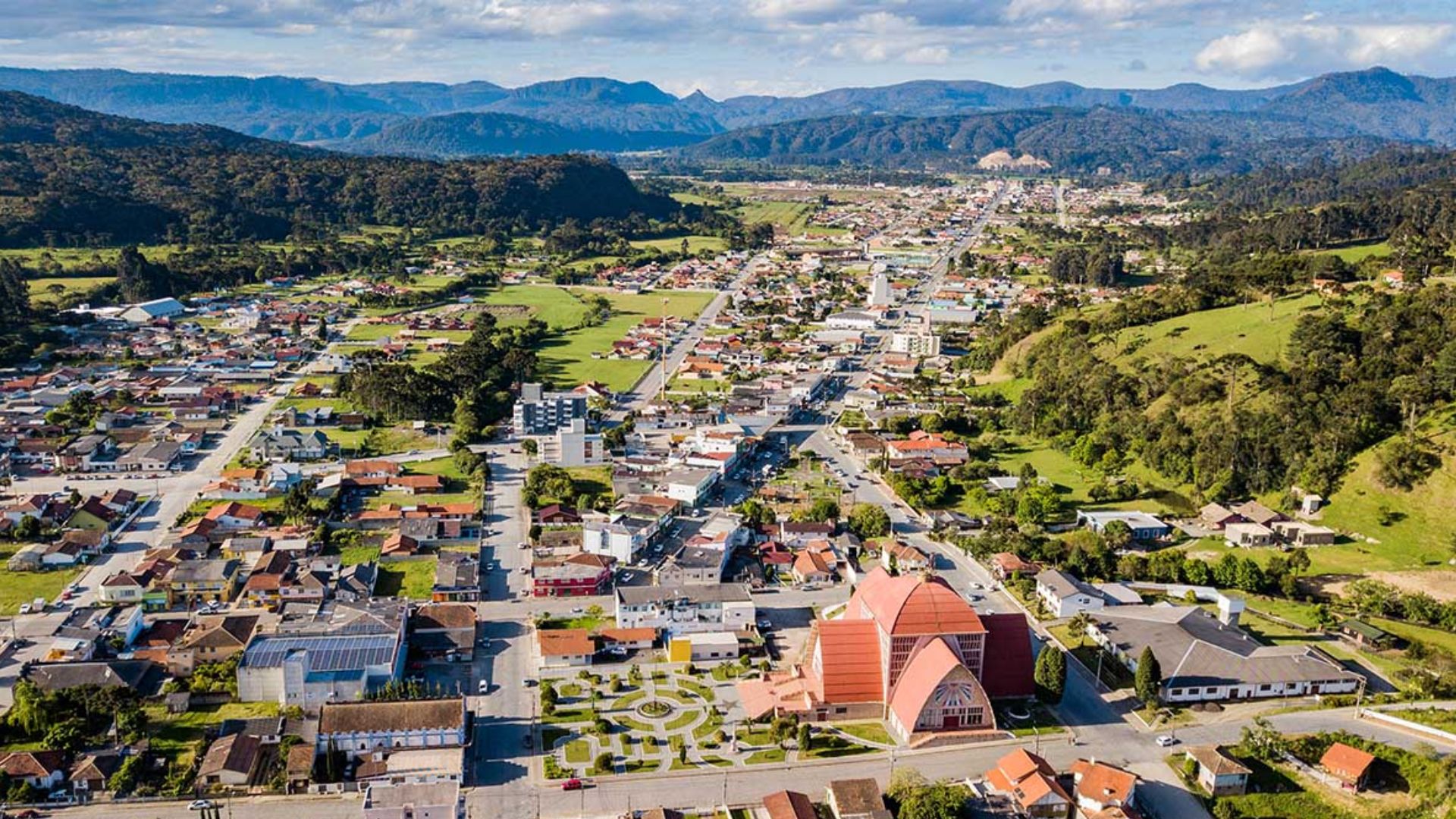 Urubici, na Serra Catarinense, atrai turismo de luxo com chalés sofisticados, vinhos de altitude, frio intenso e natureza preservada no Sul do Brasil.