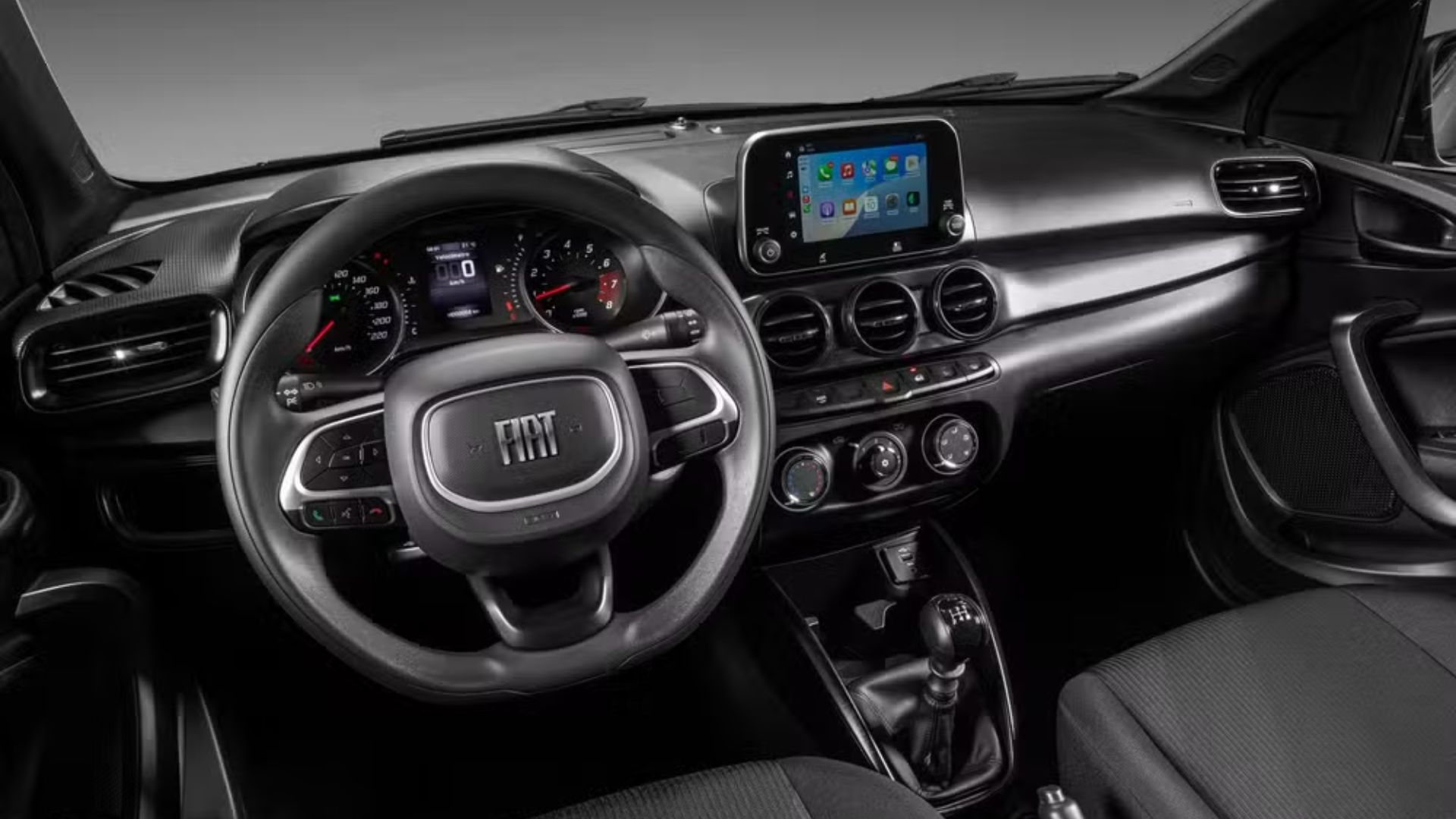 Fiat Cronos 1.3 mantém espaço no mercado com porta-malas de 525 litros, motor aspirado e proposta racional em meio ao avanço dos SUVs.