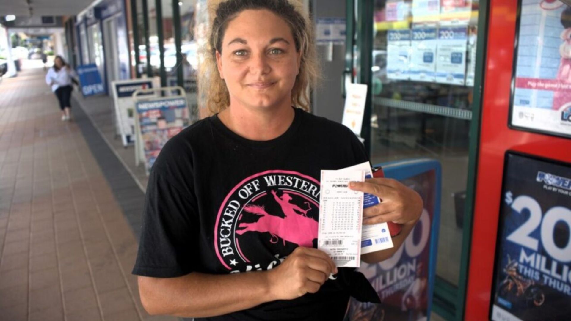 Um policial prometeu dividir um bilhete de loteria com uma garçonete, ganhou US$ 6 milhões e cumpriu o acordo. História real virou filme.