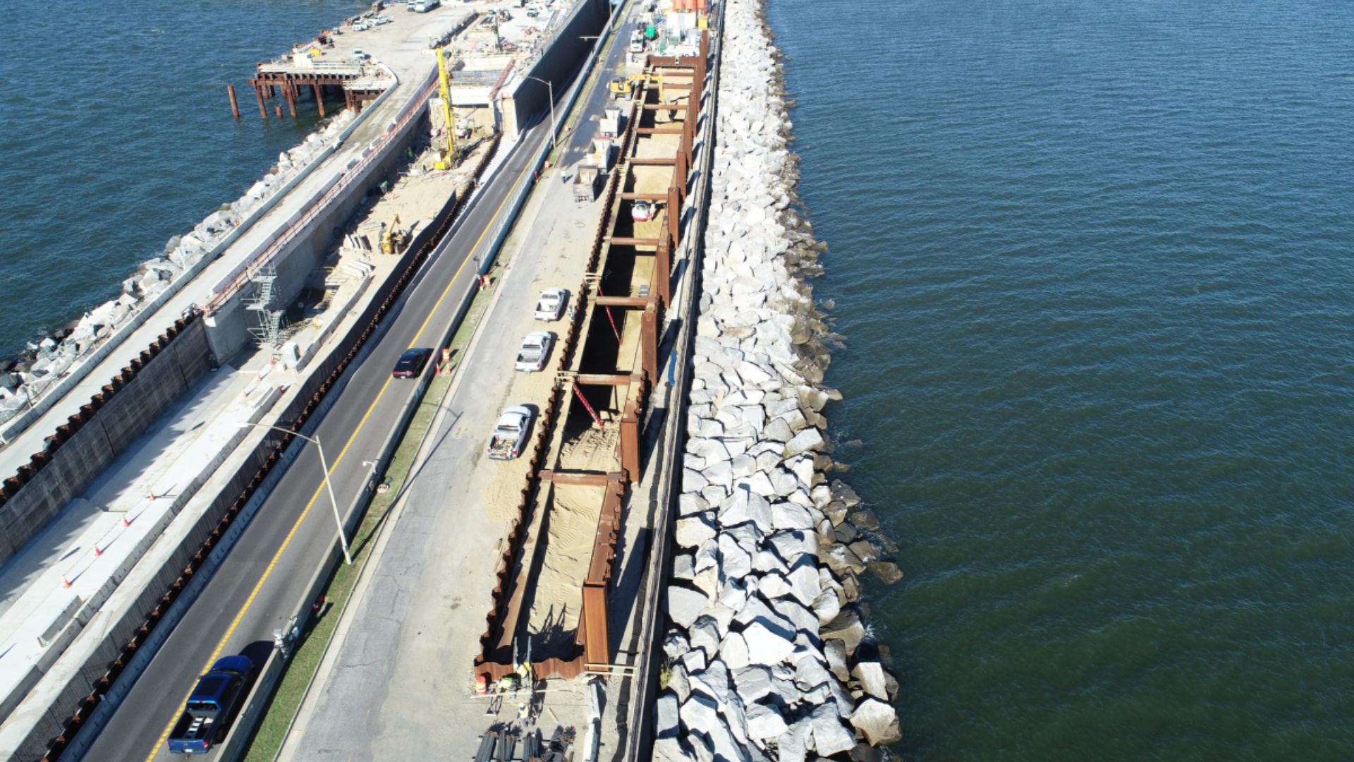 Chesapeake Bay Bridge–Tunnel: 37 km entre viadutos e túneis submersos, com 4 ilhas artificiais. Entenda por que a estrada some no mar.
