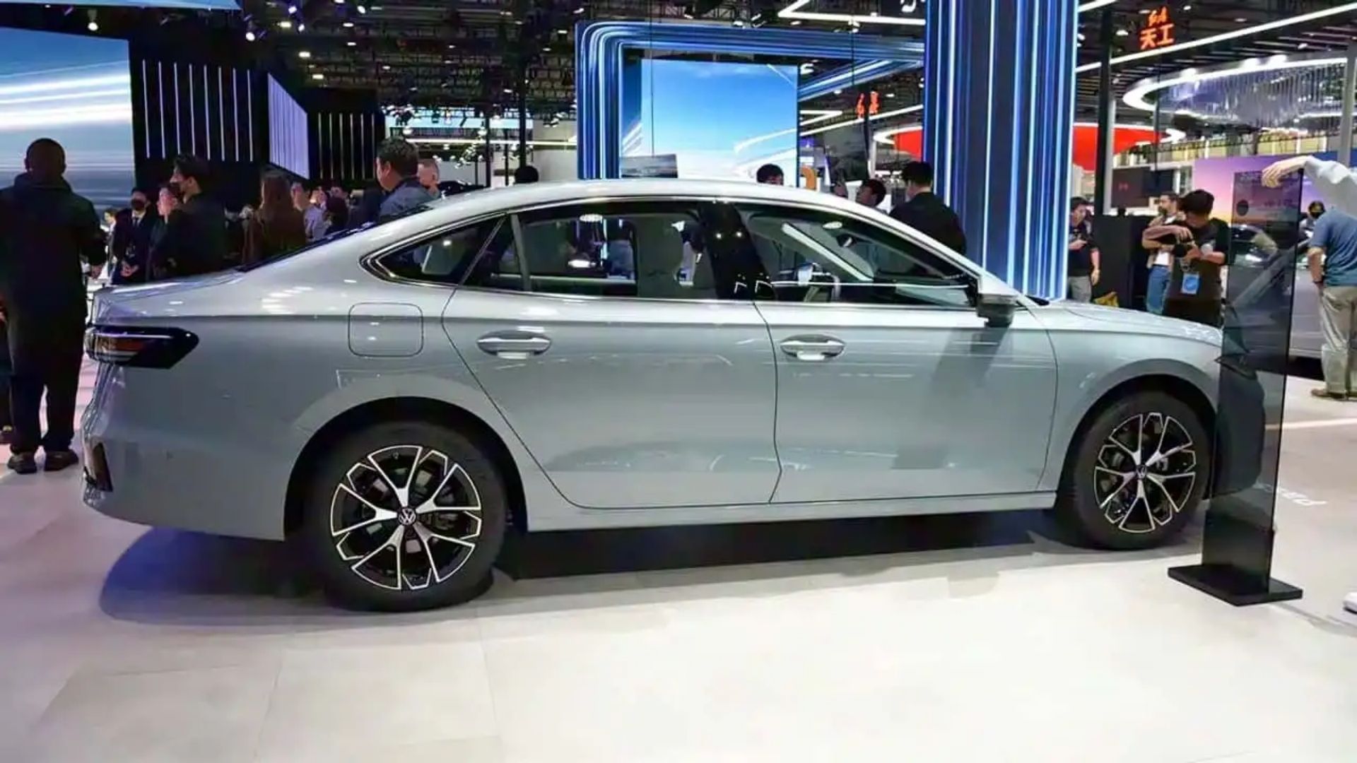 Volkswagen confirma Passat ePro híbrido plug-in com até 1.300 km de autonomia, 323 cv e estreia prevista para 2026, inicialmente focada no mercado chinês.