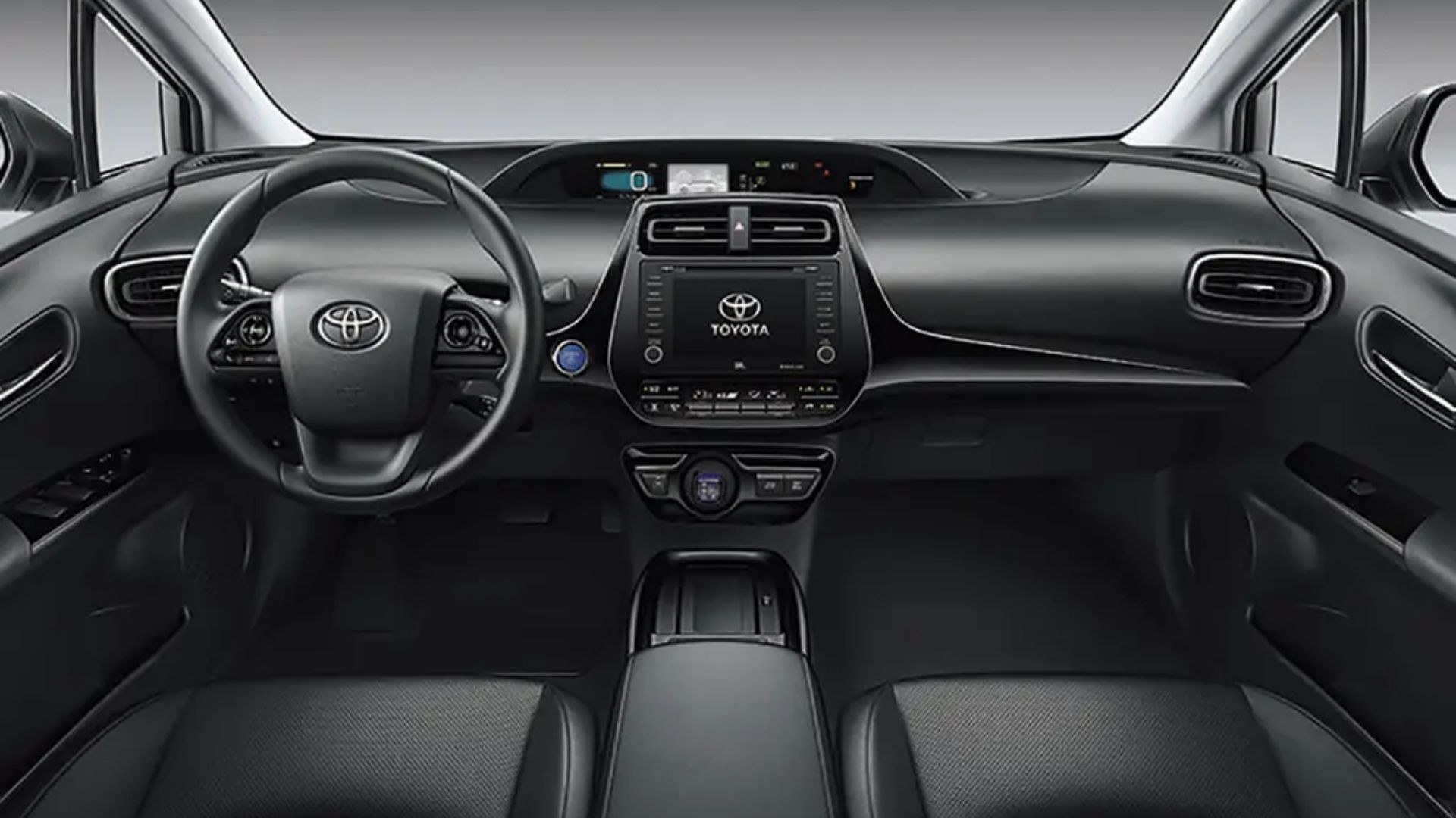 Toyota prepara picape intermediária híbrida abaixo da Hilux, inspirada no novo Prius, para disputar mercado com Toro, Rampage e Maverick.