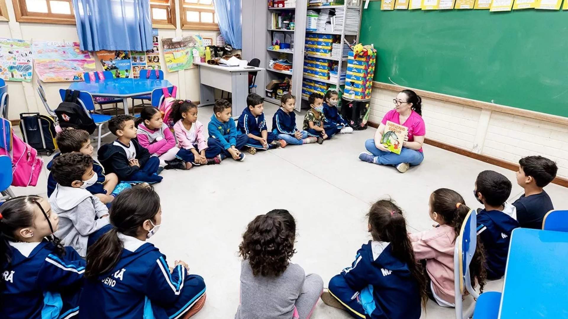 Menina de SC entra na Mensa Brasil aos 11 anos após avaliação formal e vira referência em superdotação, com impacto direto na rotina escolar.