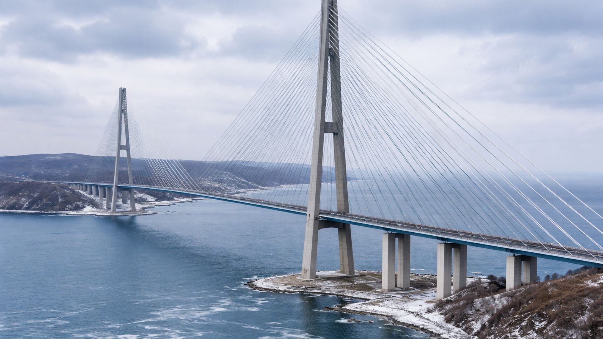 Ponte Russky reúne 22.567 toneladas de aço e torres de 320 metros, projetadas para operar sob ventos intensos, gelo e variação extrema de temperatura.