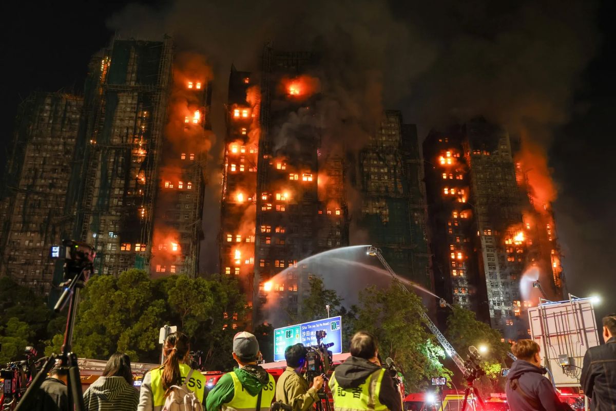 incêndio em Hong Kong no Wang Fuk Court expõe andaimes de bambu e poliestireno na obra; Prestige Construction vira alvo de investigação após mortos e desaparecidos.