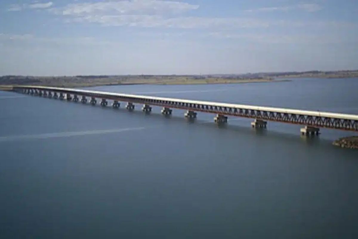 A maior ponte fluvial do Brasil cruza o Rio Paraná, liga São Paulo ao Mato Grosso do Sul e encurta o acesso do agro ao Porto de Santos, reforçando a logística nacional