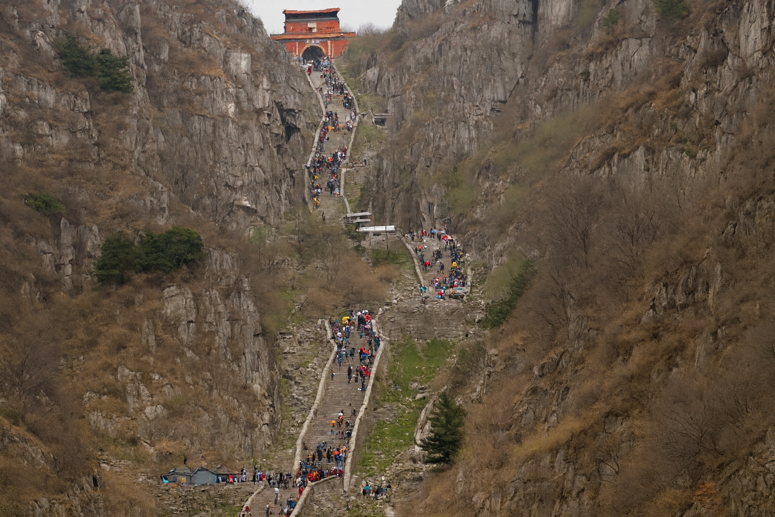 Mais de 6.600 degraus de pedra esculpidos à mão ao longo de quase 10 km de subida: a escadaria do Monte Tai que imperadores da China escalaram por mais de 2 mil anos em rituais oficiais