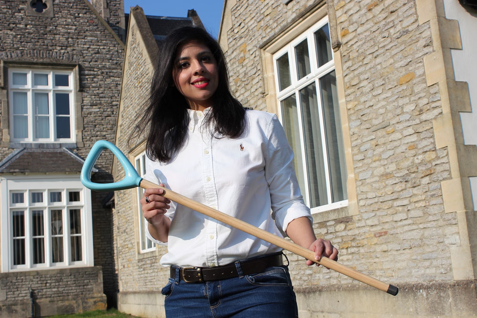 Após ver o avô travar em crises de Parkinson, jovem cria bengala inteligente com sensores e vibração que destravam a marcha, conquista prêmios de inovação e desperta interesse do sistema de saúde britânico