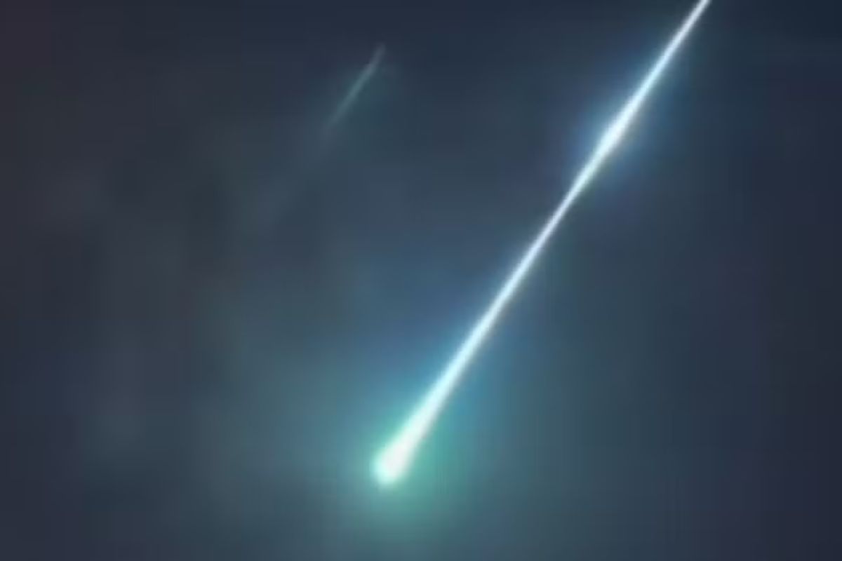 Meteoro gigante cruza o céu do Nordeste com clarão luminoso, observado por astrônomos da Bramon a alta velocidade; fenômeno impressiona, mas sem riscos.