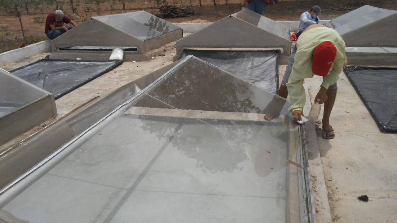 No coração do Cariri paraibano, onde água vale mais que ouro, famílias transformam água salgada em água potável com casinhas solares que produzem 16 litros por dia