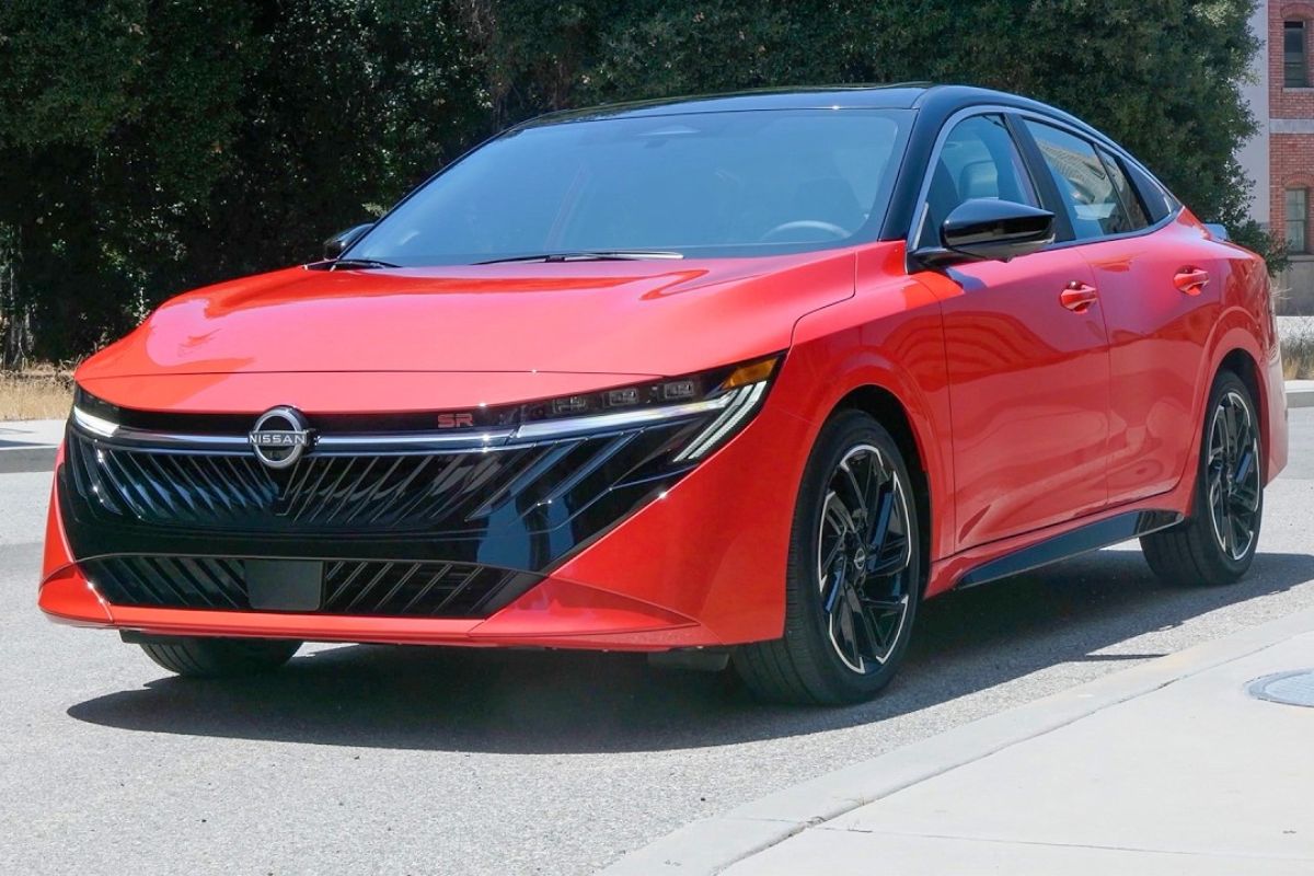 Novo Nissan Sentra 2027 chega ao Brasil como sedan médio sofisticado, enfrenta o Corolla, mantém motor 2.0 confiável e ganha painel digital e pacote completo de segurança.