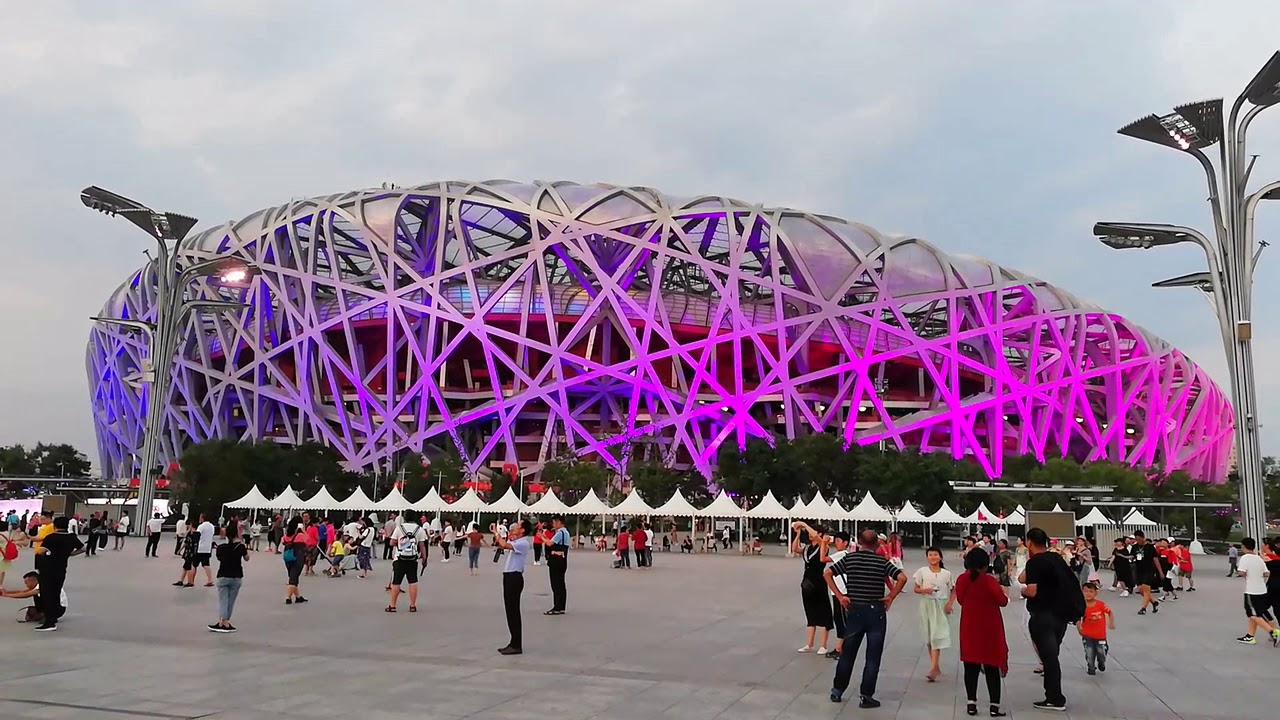 Com mais de 1 milhão de toneladas de concreto e aço moldadas para suportar terremotos, este estádio olímpico se tornou uma das estruturas esportivas mais complexas já construídas pelo ser humano