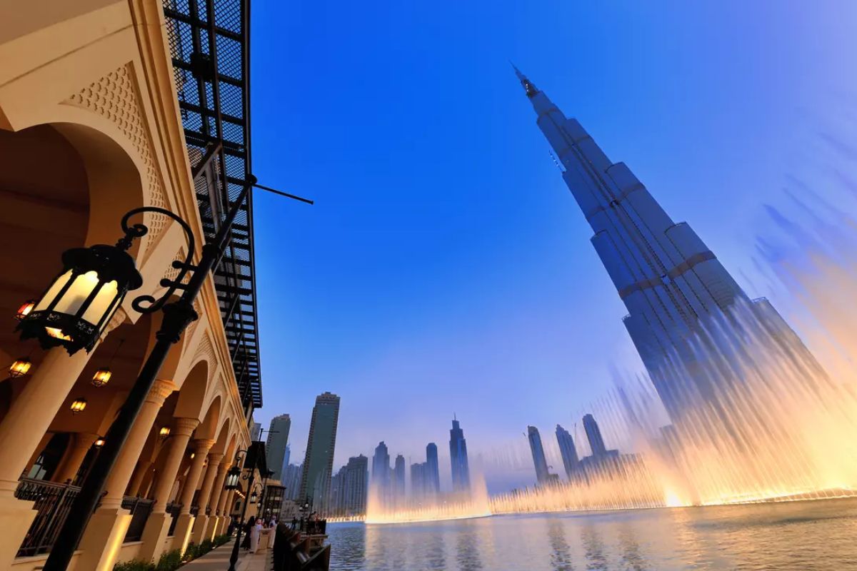 O prédio mais alto do mundo em Dubai combina fachada de vidro e soluções de engenharia contemporânea para simbolizar o avanço dos Emirados, unindo mirante, luxo e turismo global.