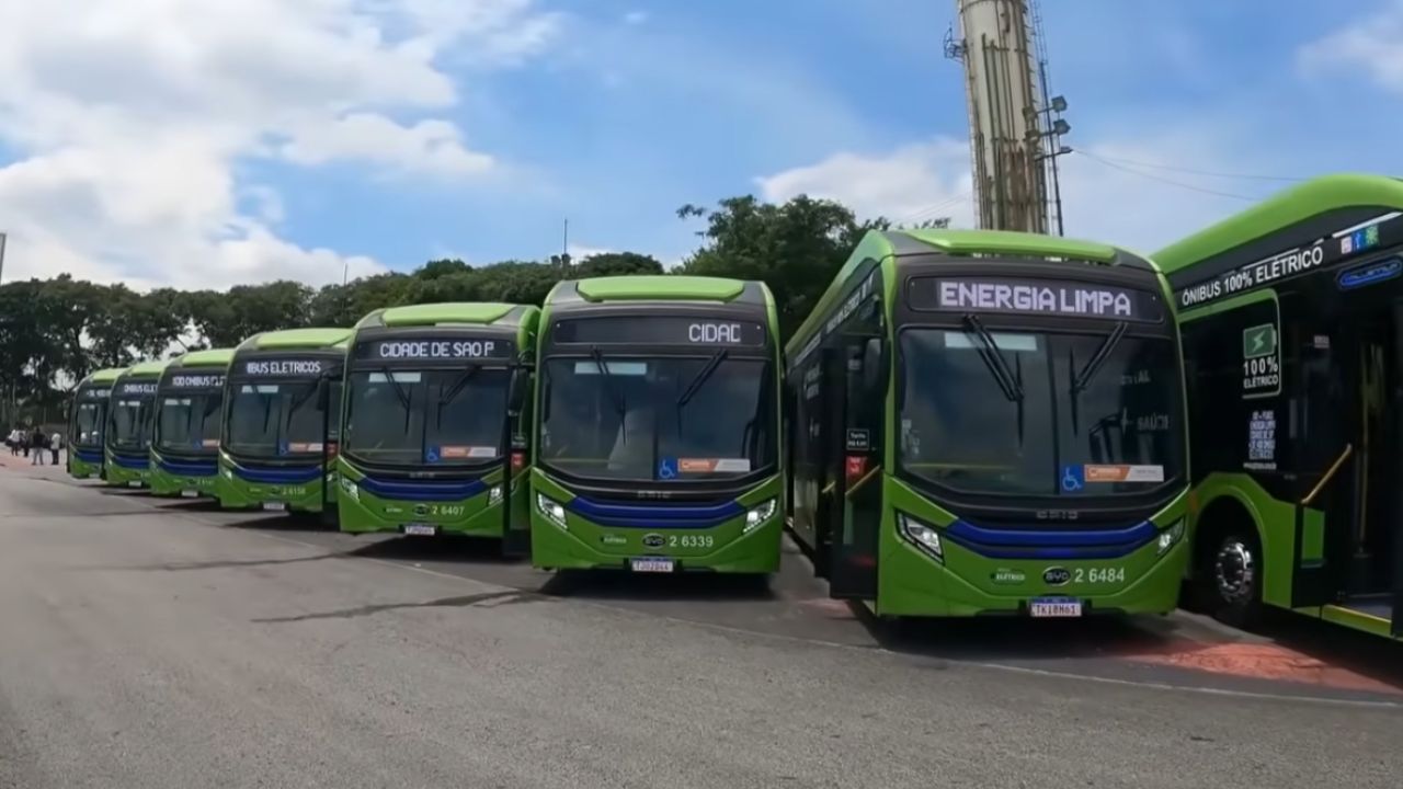 Ônibus elétricos chineses tomam São Paulo, reduzem diesel, ruído e poluição, melhoram conforto de motoristas e passageiros, expõem dependência da China, altos custos iniciais