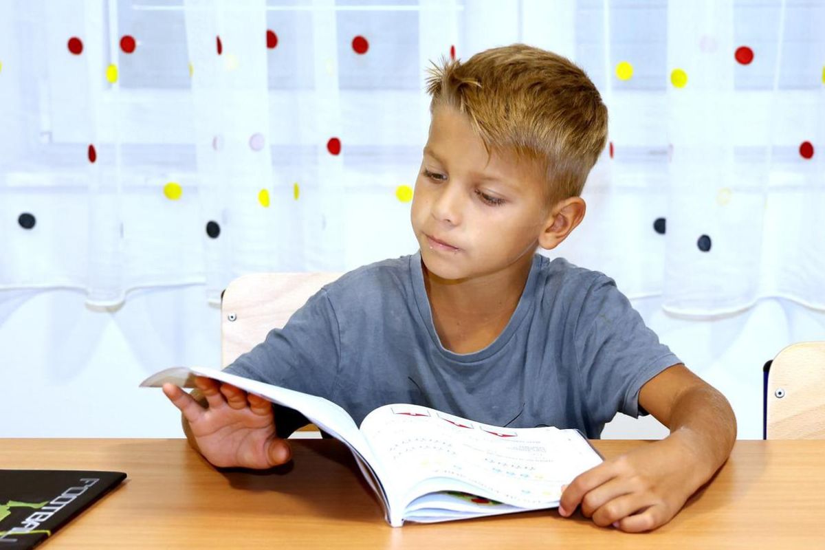 País reabre escola em ilha croata para único aluno de 7 anos e transforma a rotina à beira do mar em símbolo de resistência de uma família que se recusa a deixar o território.